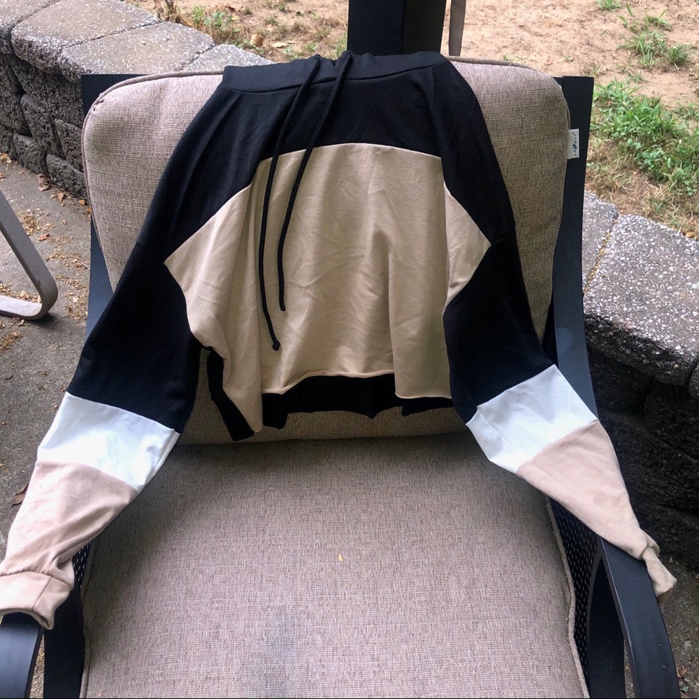 Black and Tan cropped hoodie⚫️